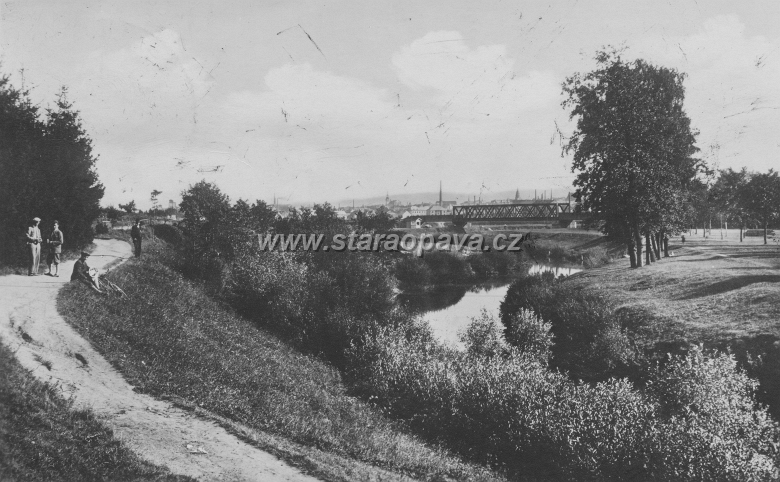 reka (8).jpg - Pohled od studánky po proudu řeky směrem na město. V pozadí vlakový Pillsczký most přes řeku, který byl zničen v závěru II.světové války. pohlednice ze 30.let 20.století.